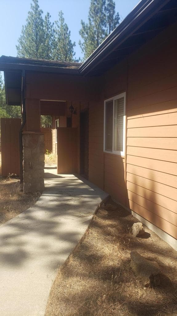 Detached ADU entrance w/covered porch