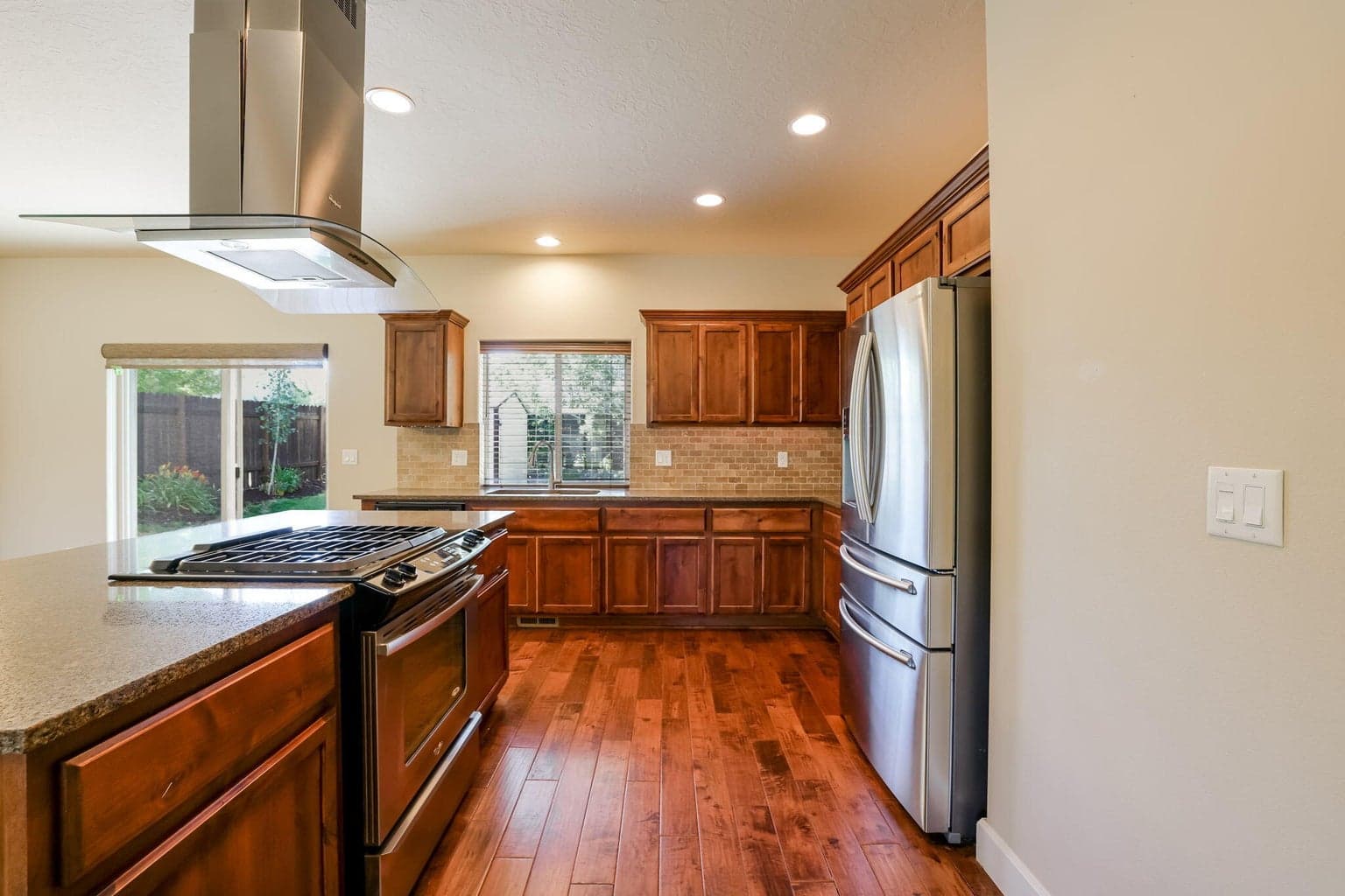 Photo of 3031 NE Red Oak Drive 9 of 39