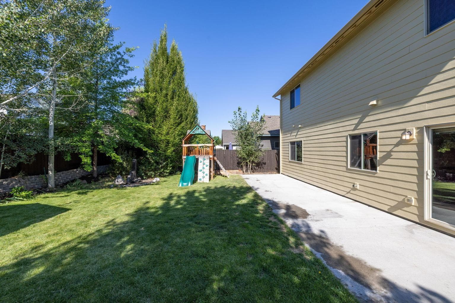 Photo of 3031 NE Red Oak Drive 27 of 39