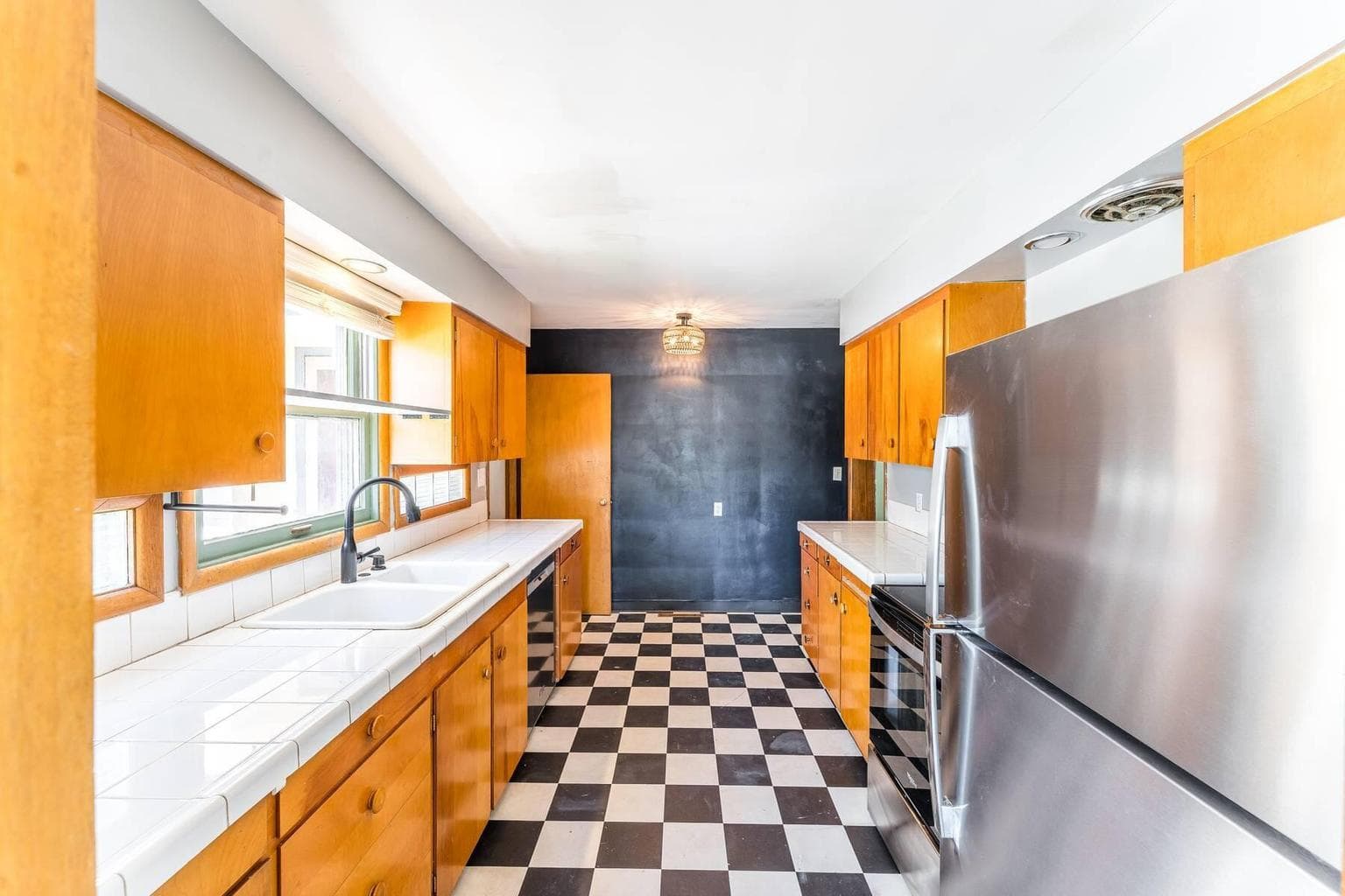 Photo of 555 NW 4th Street 6 of 20
