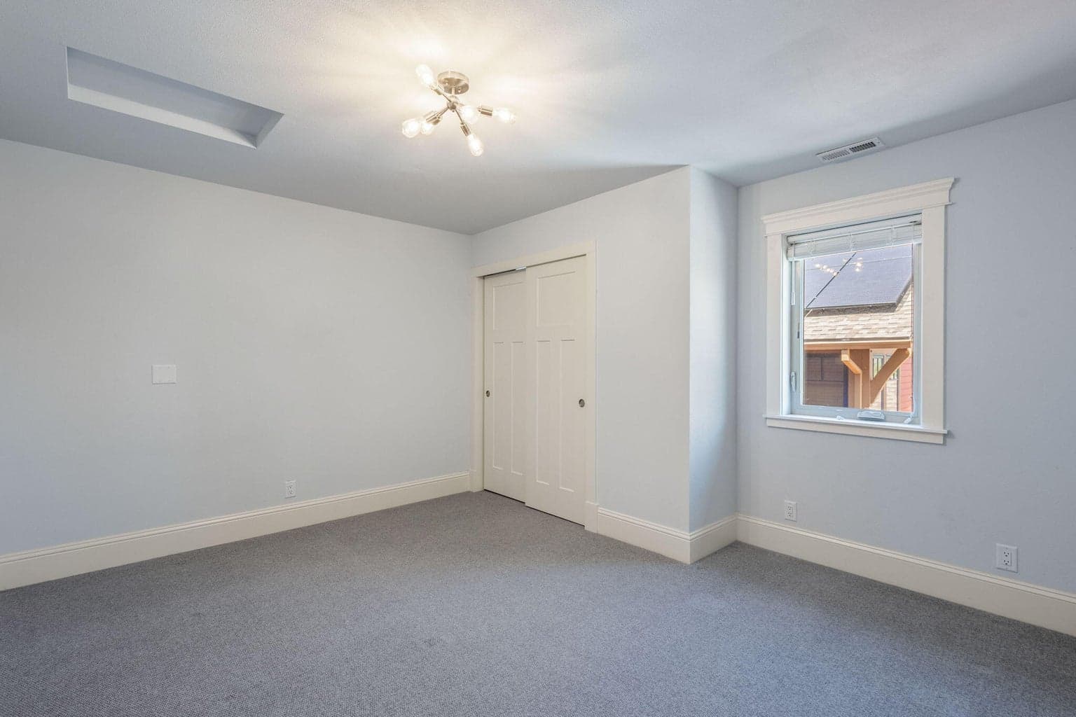 Photo of 810 NW Fort Clatsop Street 25 of 54