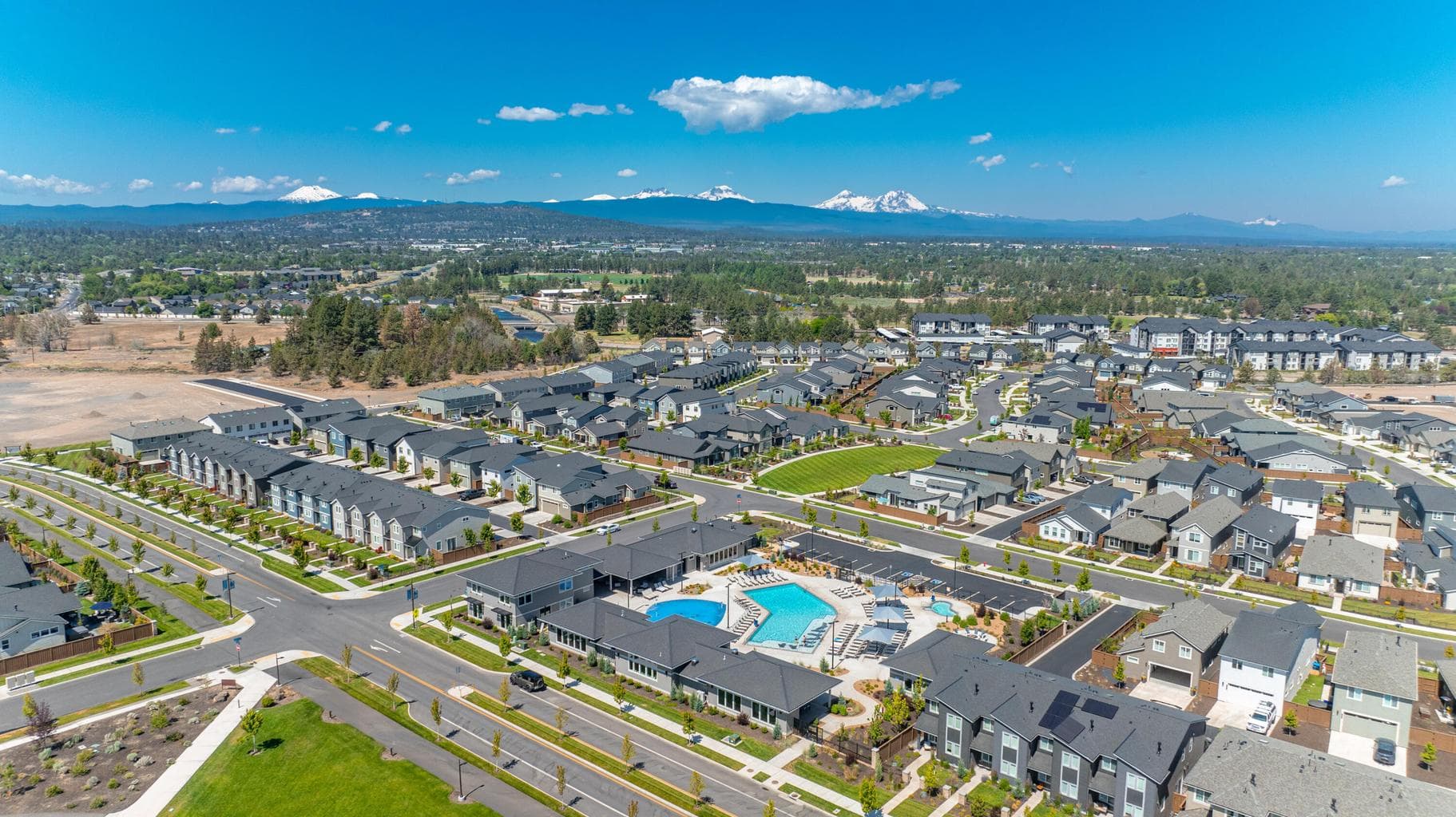 Petrosa clubhouse and pools