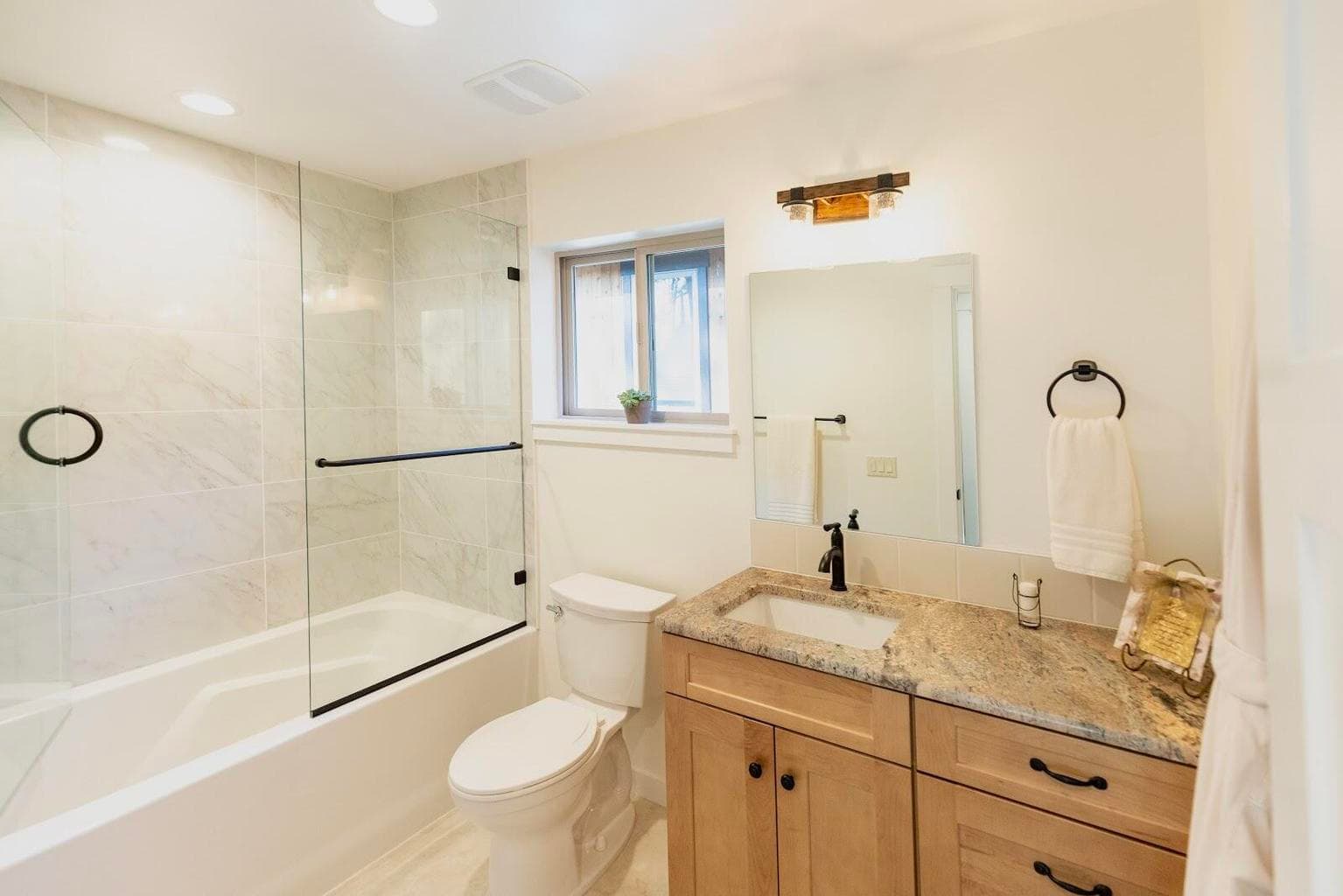 Photo of 347 W Jefferson Avenue 8 of 10