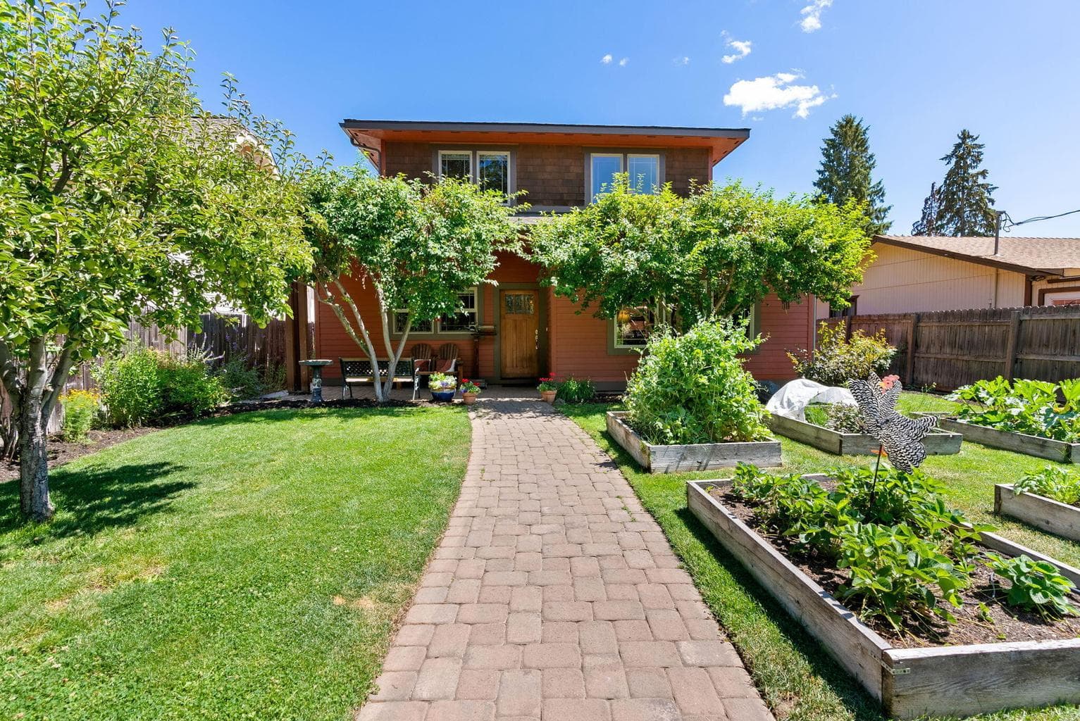 1,950 sqft, 3Bed/3Bath, .13 acre.