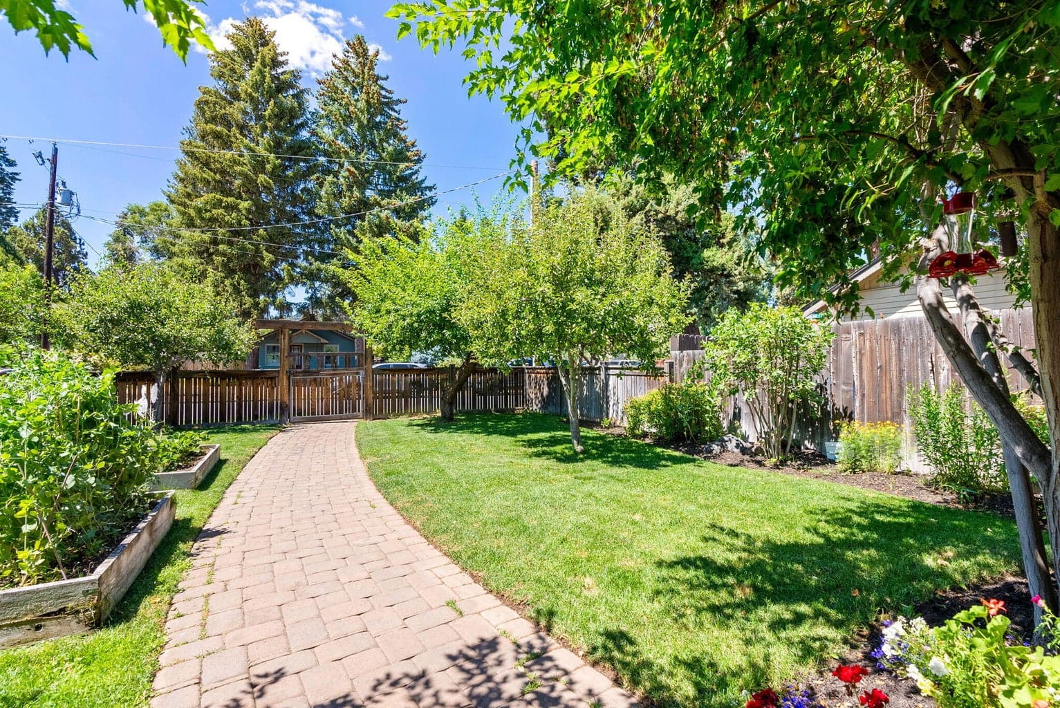 Spacious front yard/paved walkway