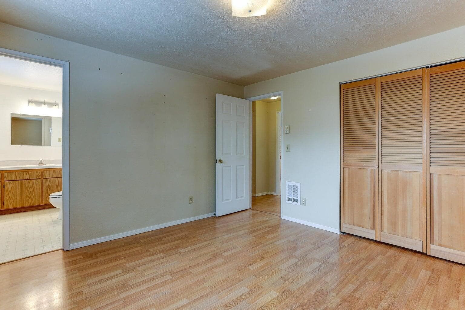Photo of 28 NE Hillcrest Street 11 of 26