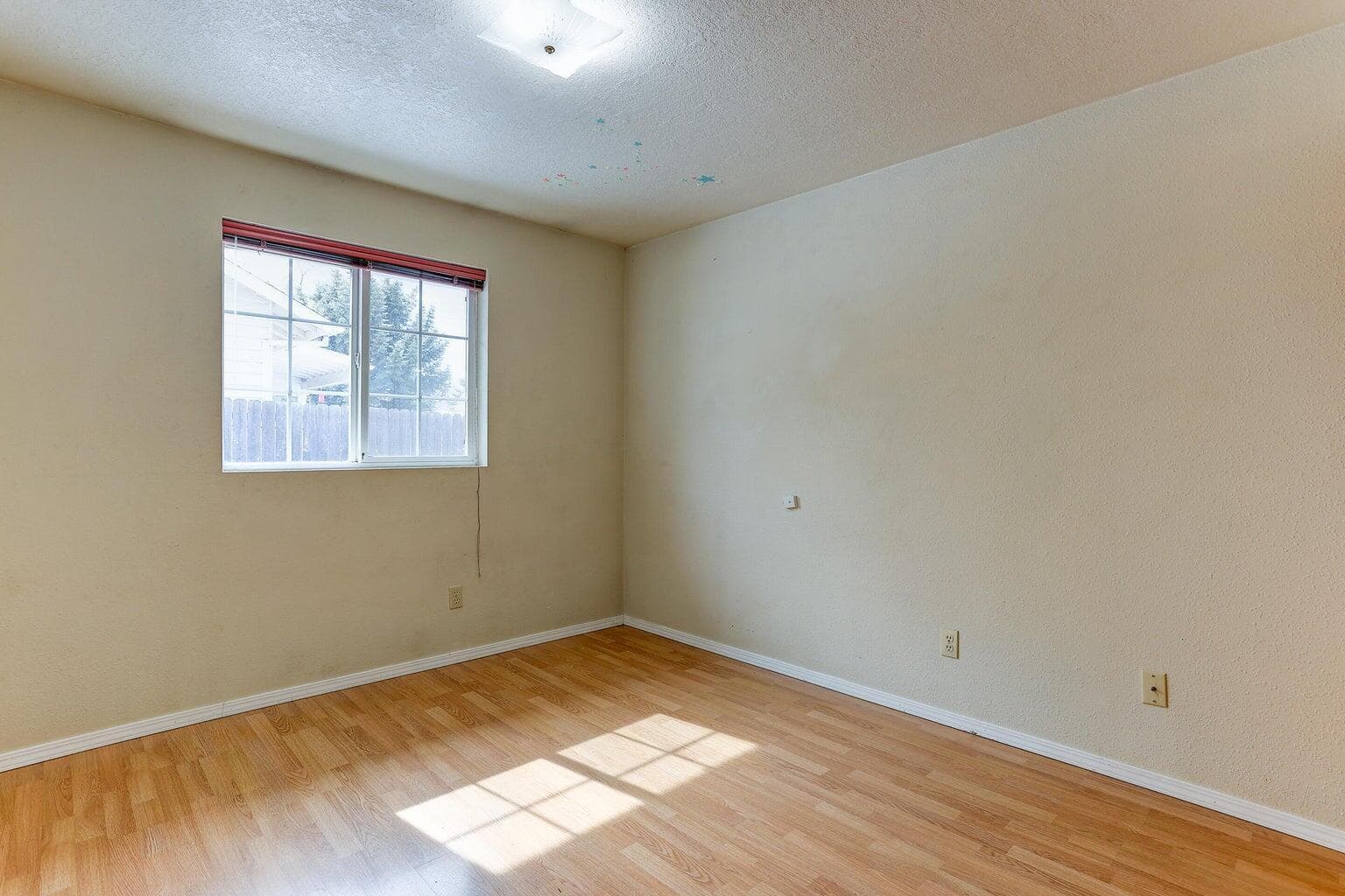 Photo of 28 NE Hillcrest Street 14 of 26