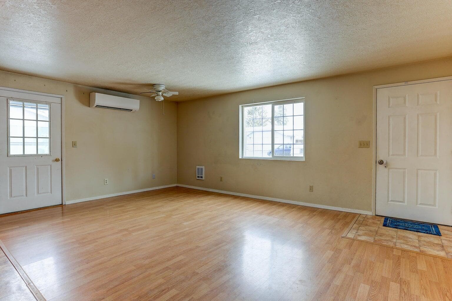 Photo of 28 NE Hillcrest Street 9 of 26