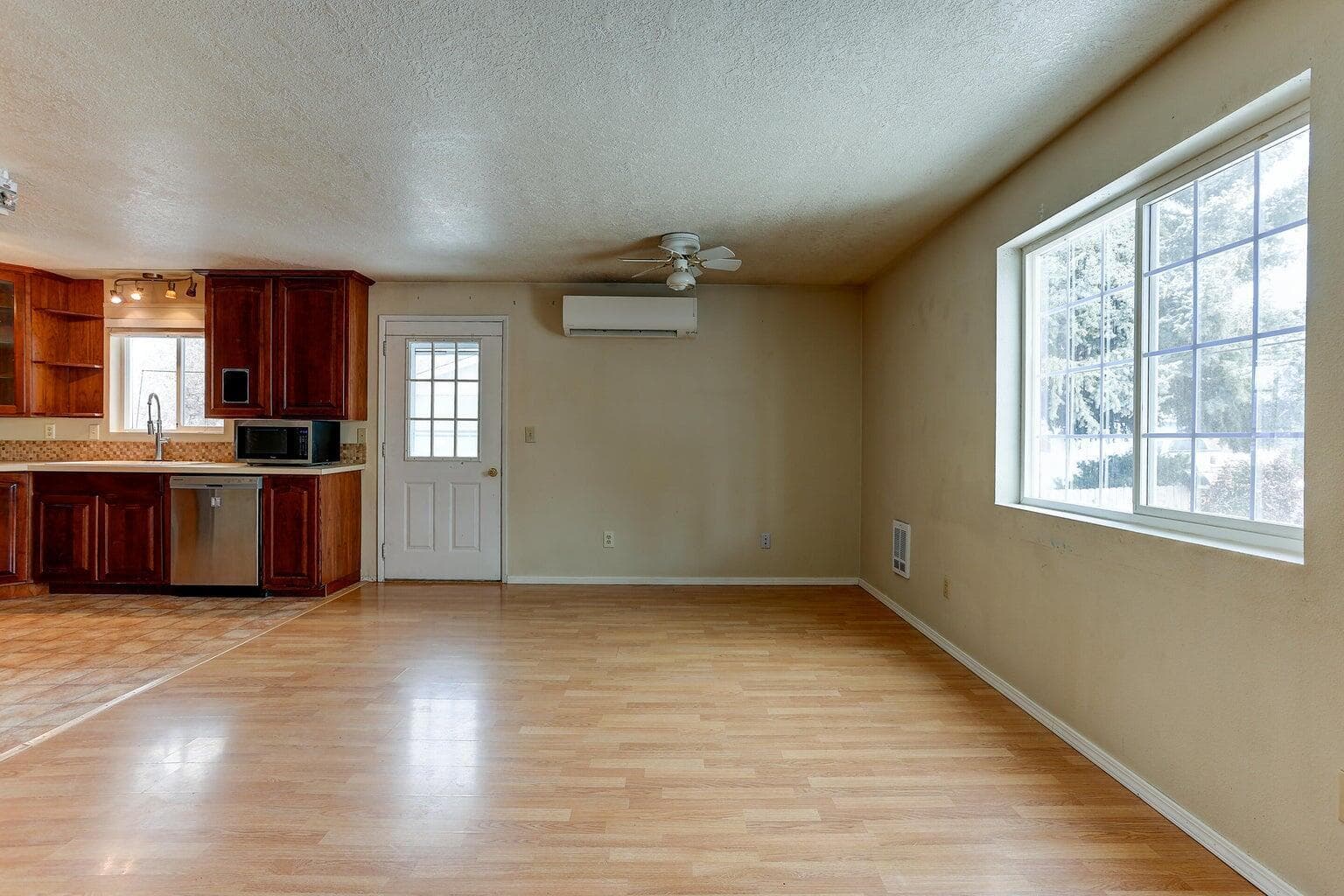 Photo of 28 NE Hillcrest Street 8 of 26