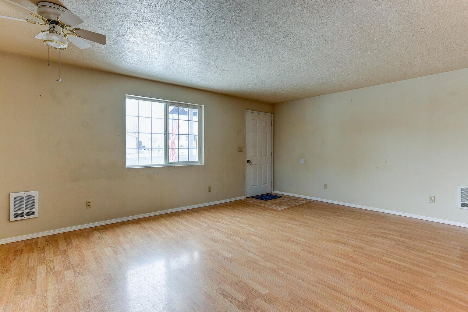 Photo of 28 NE Hillcrest Street 10 of 26