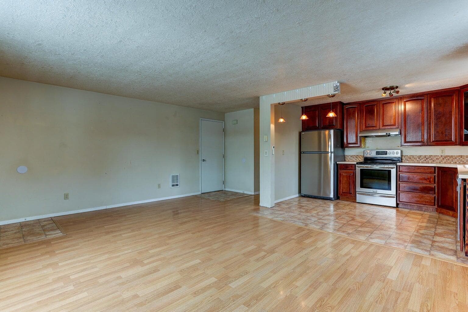 Photo of 28 NE Hillcrest Street 6 of 26