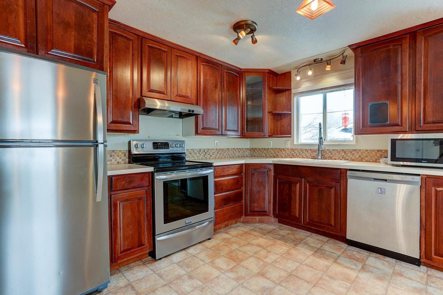 Photo of 28 Hillcrest 5 of 26