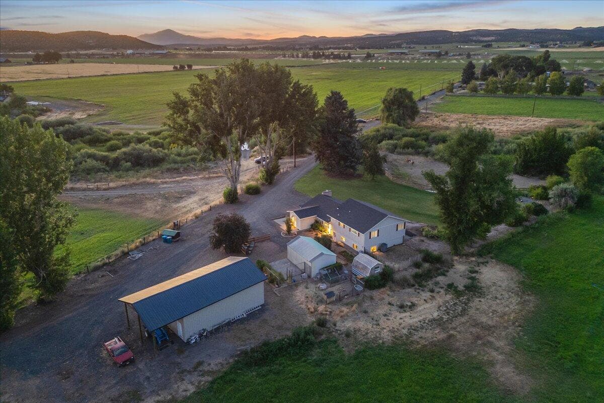 Photo of 100 NE Jumping Grass Lane 40 of 56