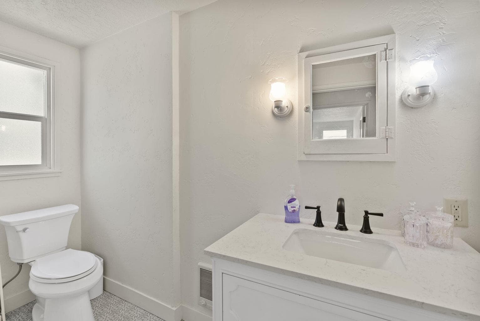 Photo of 635 NW 2nd Street 17 of 23
