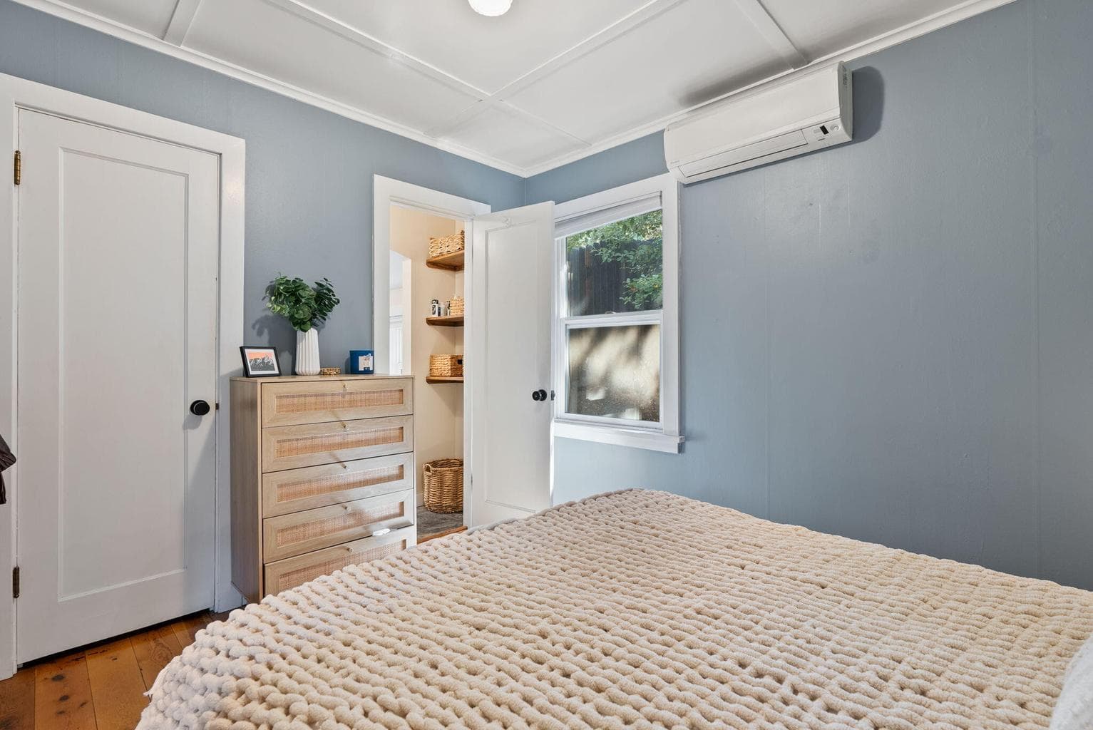 Photo of 664 NE Quimby Avenue 12 of 53