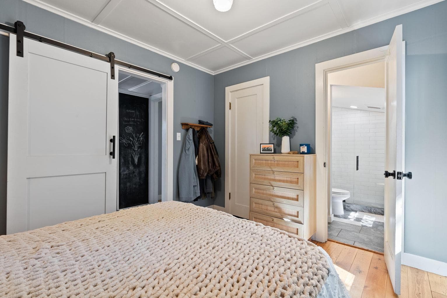 Photo of 664 NE Quimby Avenue 13 of 53