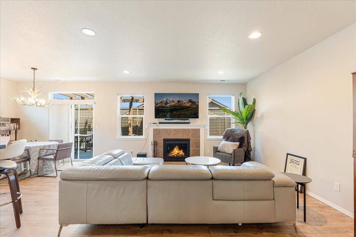 Great Room with Gas FIreplace