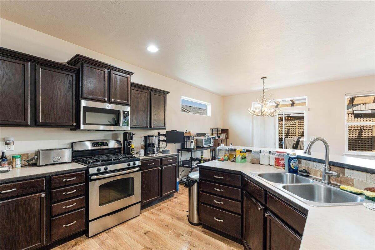 Great Kitchen with Much Storage