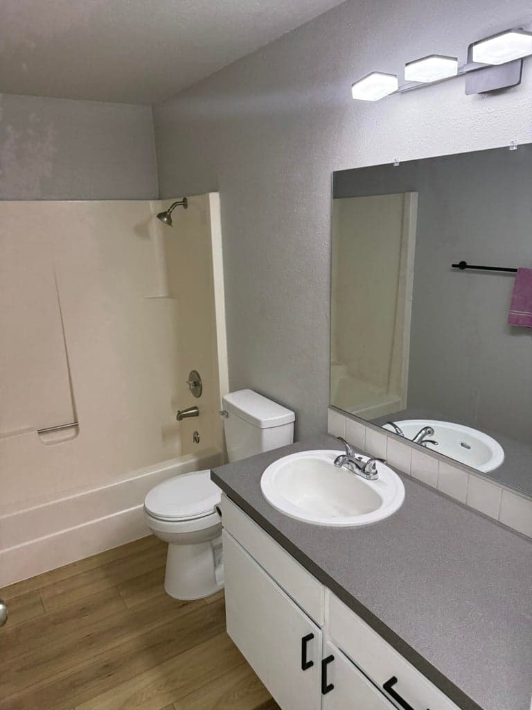 Bathroom with tub\shower