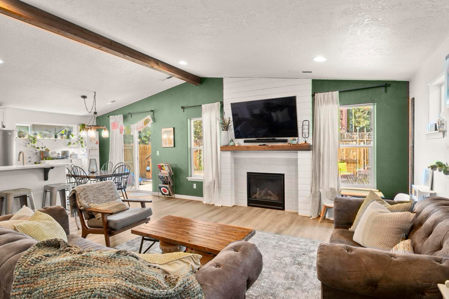Photo of 560 Gleneden 1 of 32