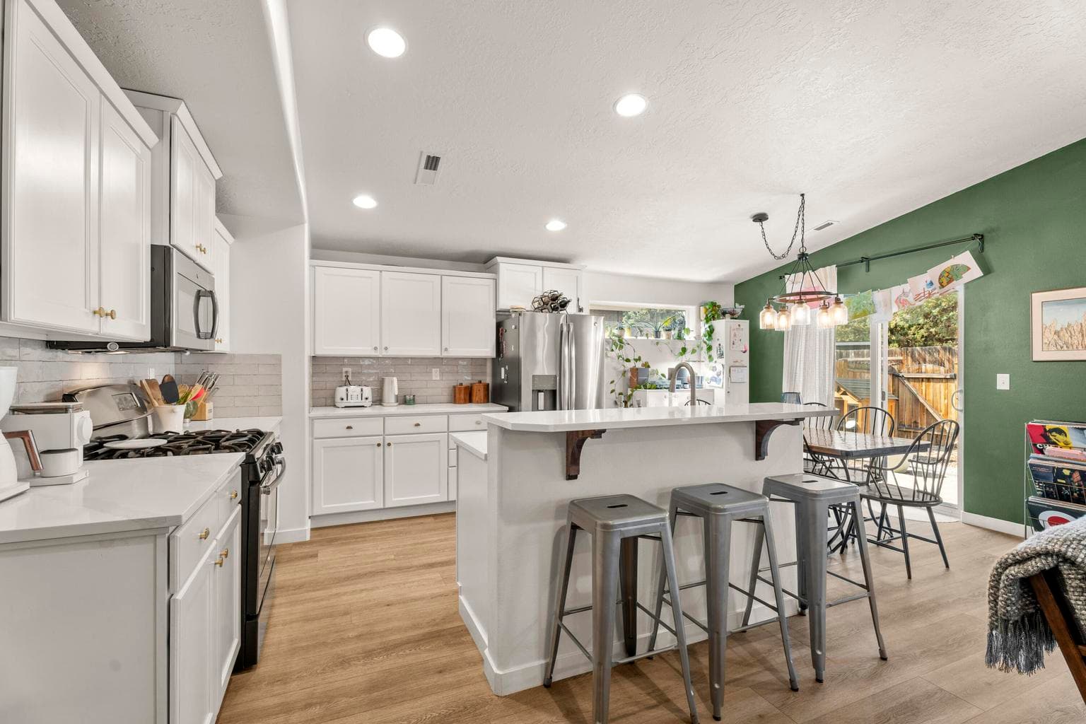 Photo of 560 SE Gleneden Place 9 of 32