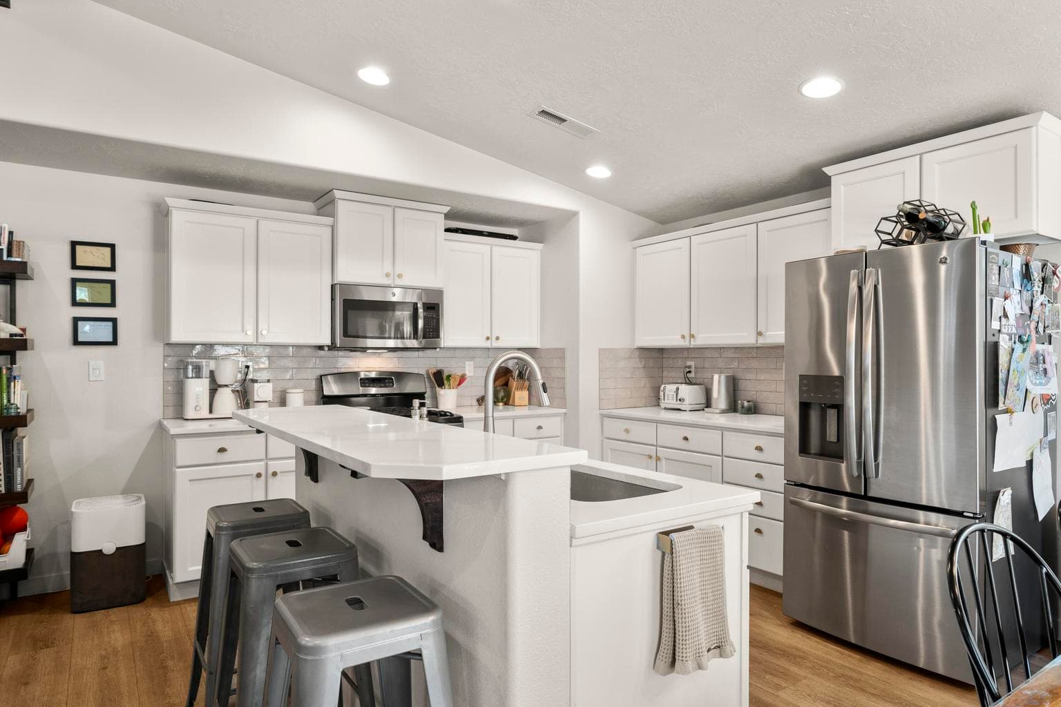 Photo of 560 SE Gleneden Place 10 of 32