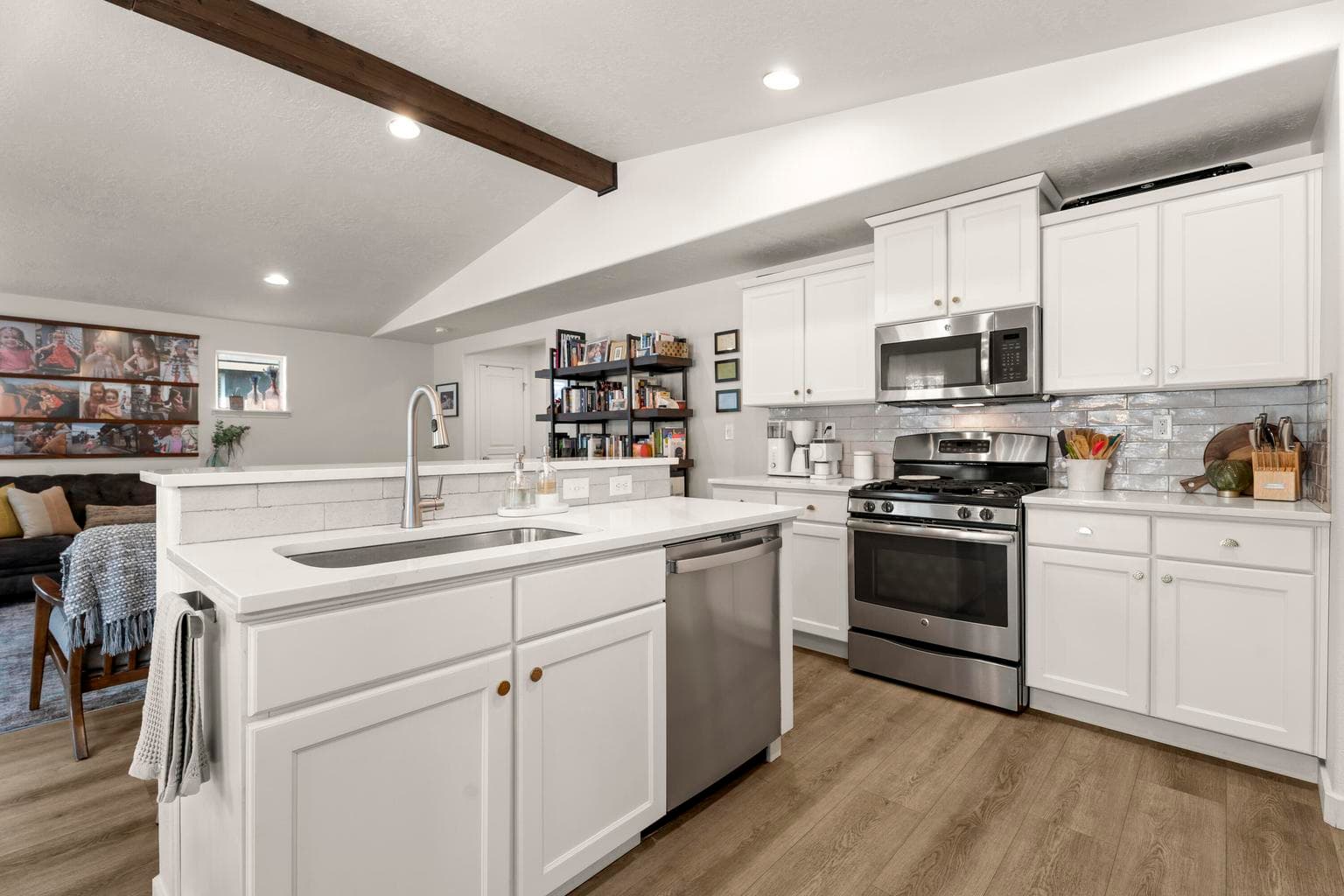 Photo of 560 SE Gleneden Place 12 of 32
