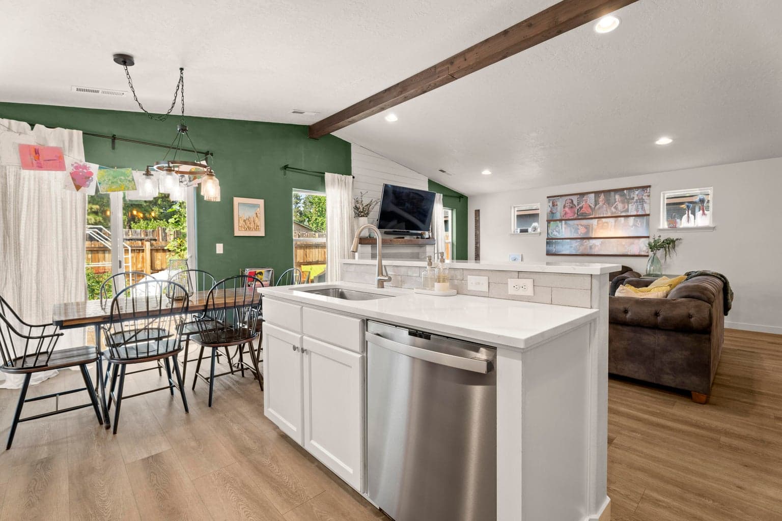 Photo of 560 SE Gleneden Place 13 of 32
