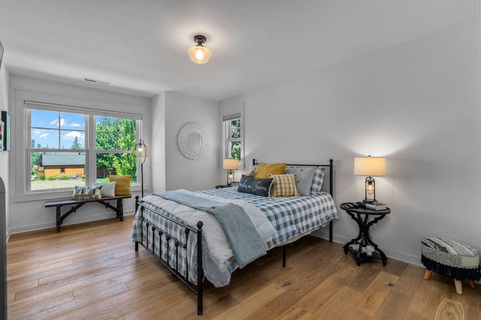 Guest bedroom.