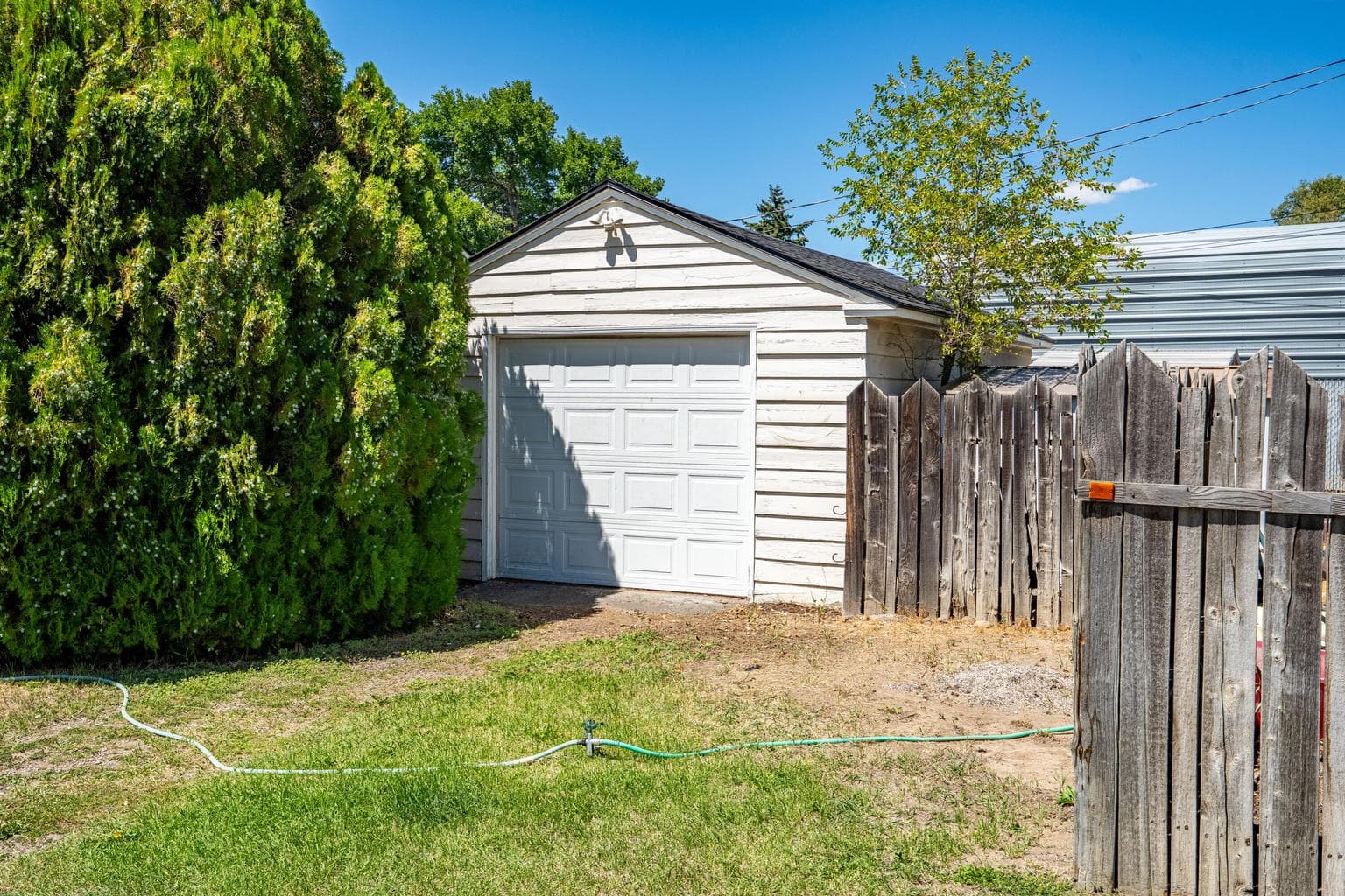 Single detached garage - extra deep