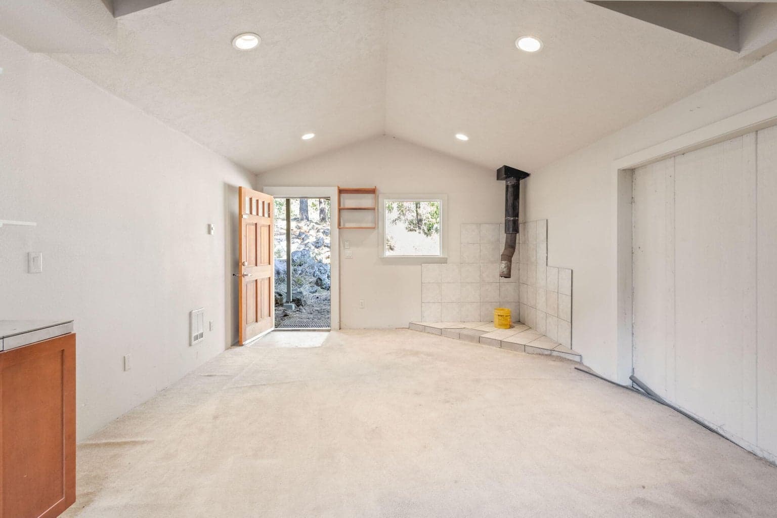 Sliding wall on right, counter to the left.