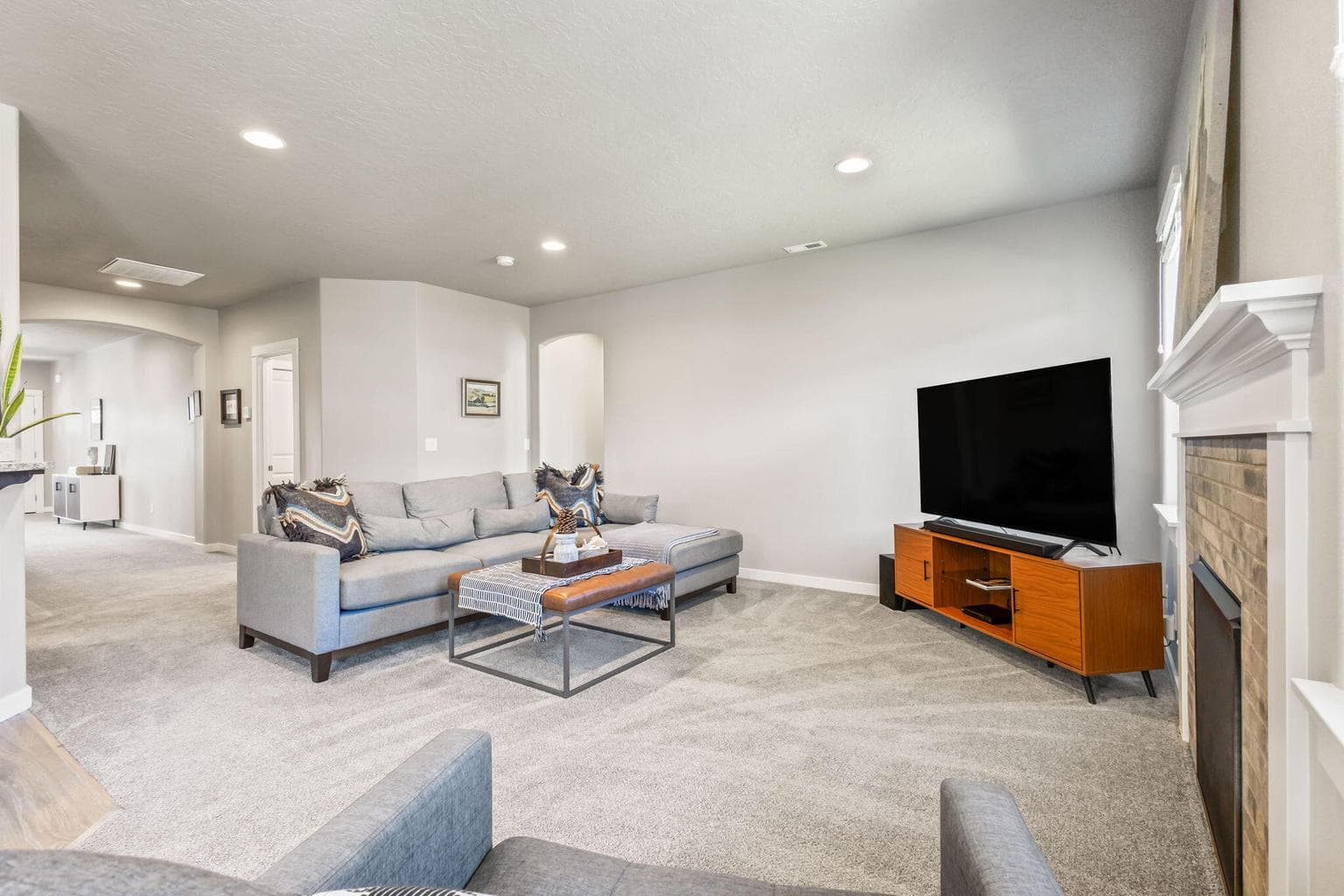 Photo of 1828 W Kallberg Avenue 8 of 37