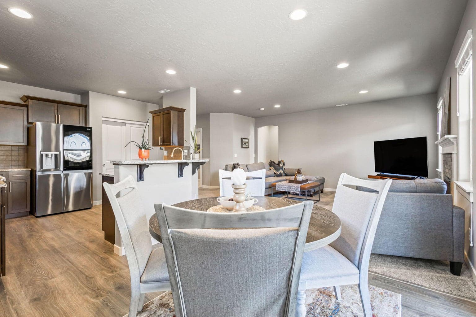 Photo of 1828 W Kallberg Avenue 10 of 37
