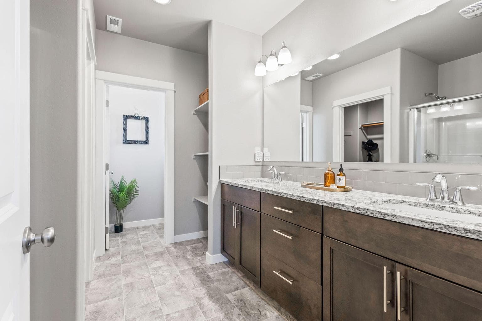 Photo of 1828 W Kallberg Avenue 19 of 37