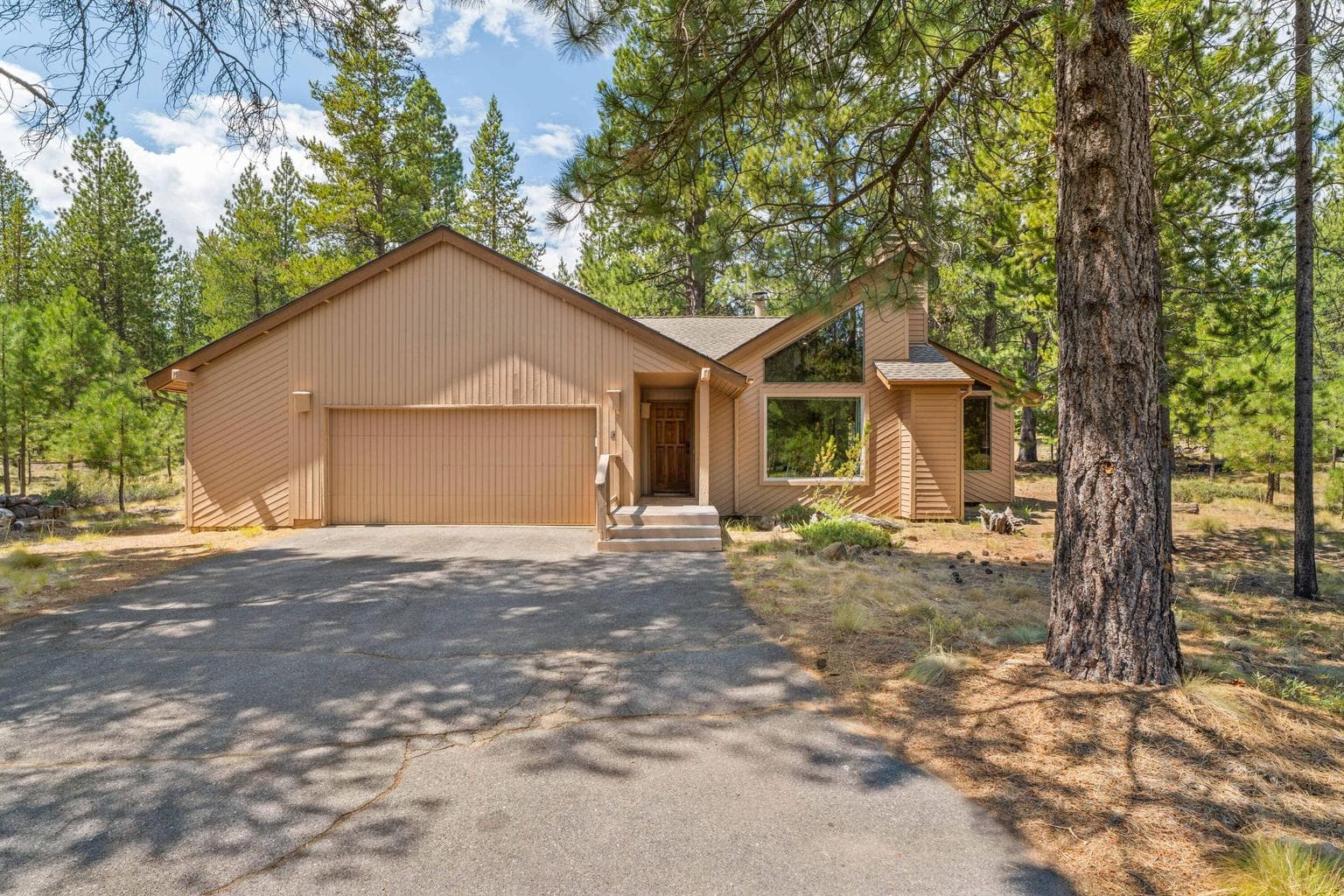 Street of only 5 homes 15+ Acres common out back.