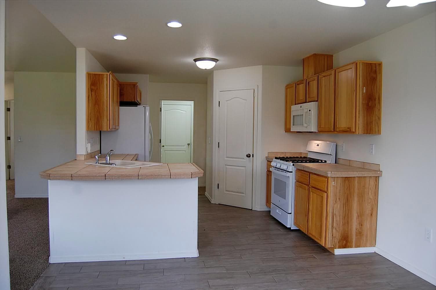 Photo of 799 NE Quince Avenue 7 of 31