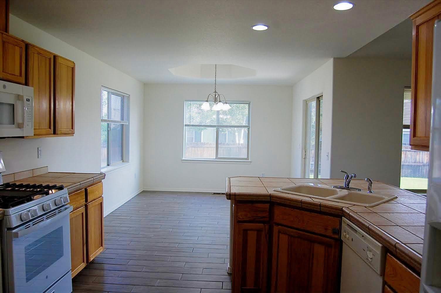 Photo of 799 NE Quince Avenue 8 of 31