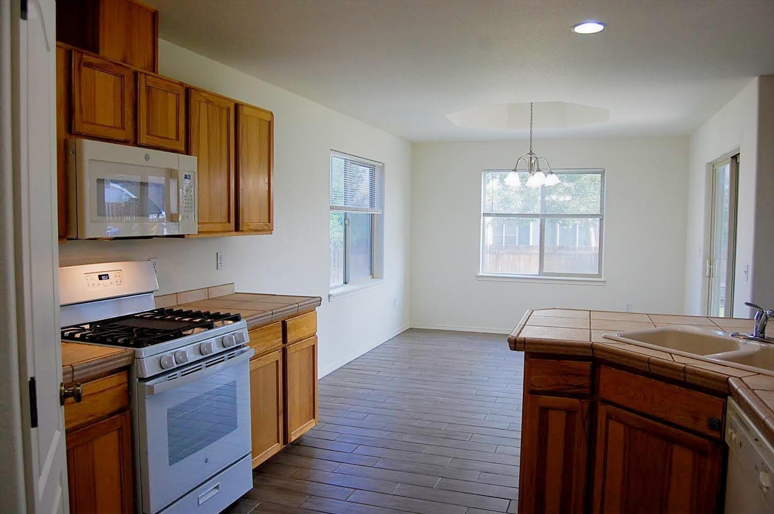 Photo of 799 NE Quince Avenue 10 of 31