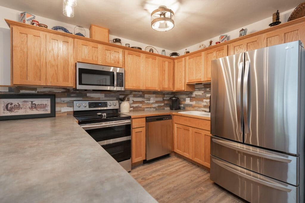 Photo of 941 E Cascade Avenue 10 of 28