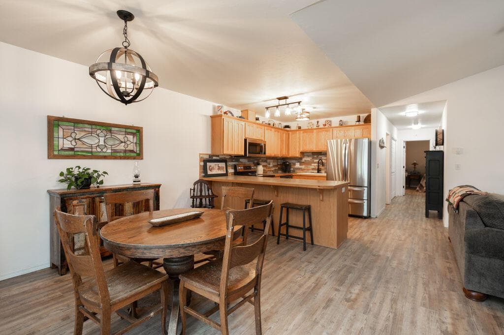 Photo of 941 E Cascade Avenue 7 of 28