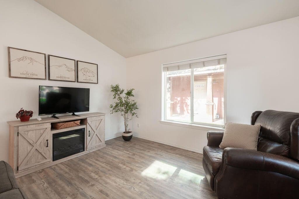 Photo of 941 E Cascade Avenue 11 of 28