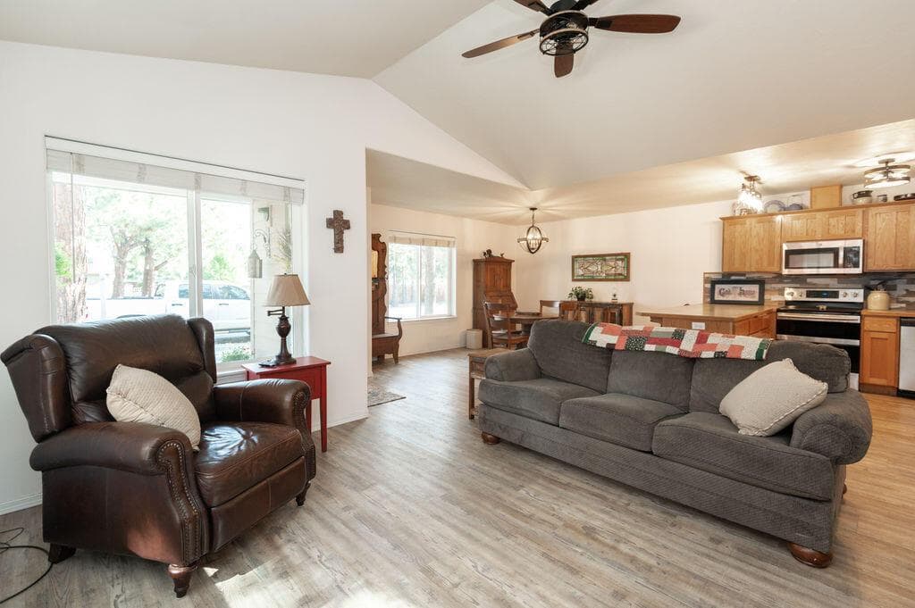 Photo of 941 E Cascade Avenue 12 of 28