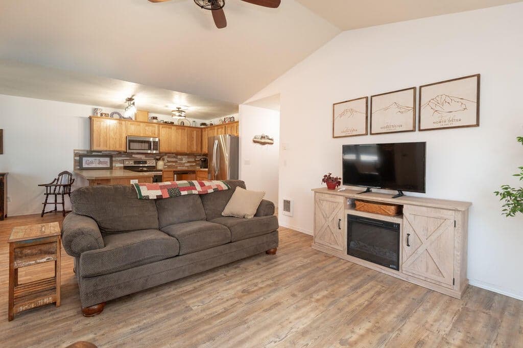 Photo of 941 E Cascade Avenue 13 of 28