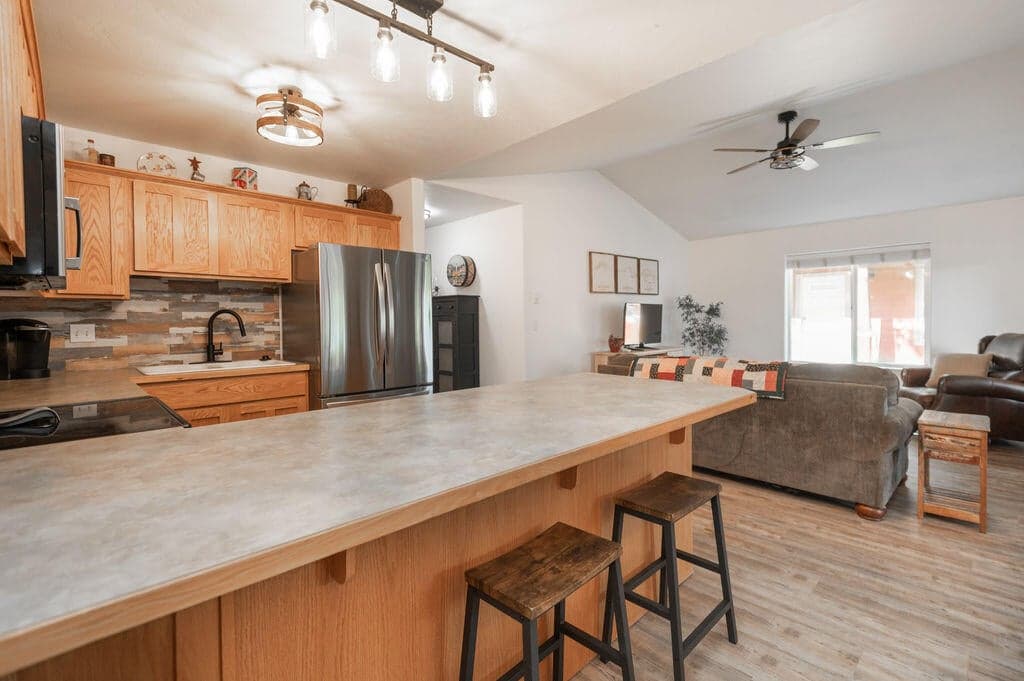 Photo of 941 E Cascade Avenue 8 of 28