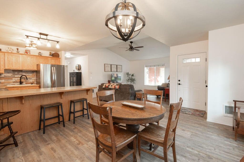 Photo of 941 E Cascade Avenue 6 of 28