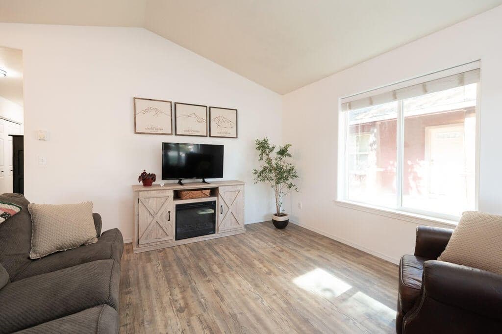Photo of 941 E Cascade Avenue 16 of 28