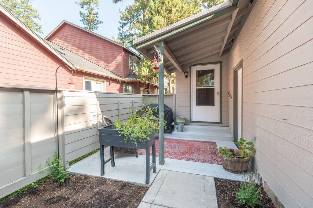 Photo of 941 E Cascade Avenue 25 of 28