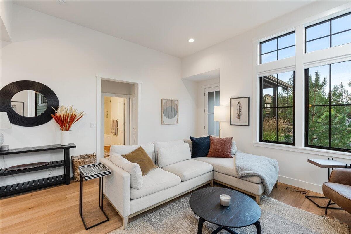 Photo of 1153 NW Mt Washington Drive 6 of 35