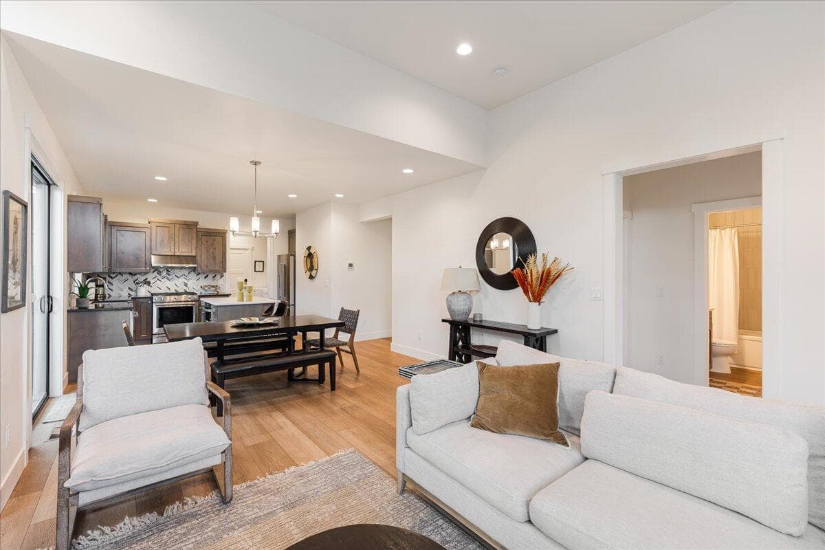 Photo of 1153 NW Mt Washington Drive 7 of 35