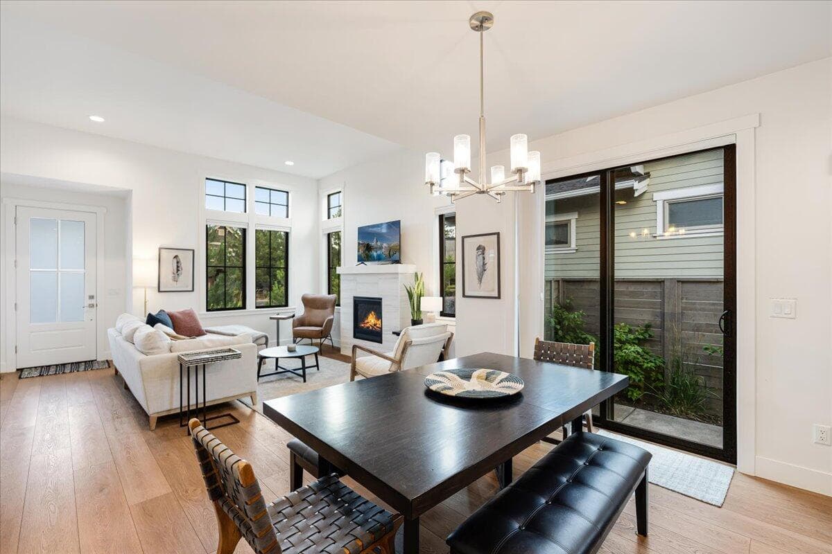 Photo of 1153 NW Mt Washington Drive 8 of 35